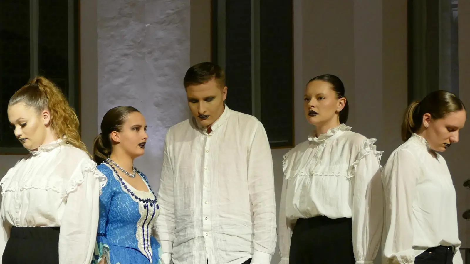 Die Oberstufenschüler des Johann-Andreas-Schmeller Gymnasiums in Nabburg inszenieren ein Literaturtheater nach Friedrich Schiller mit Erfolg. (Bild: Marchl/exb)