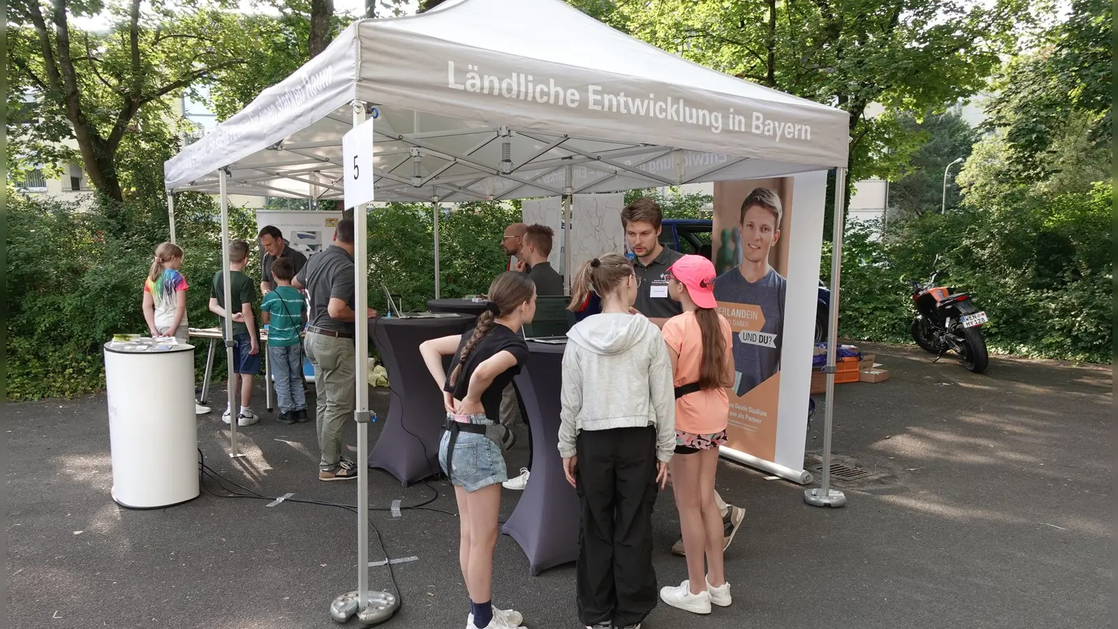 Die Mitarbeiter des Amtes für Ländliche Entwicklung Oberpfalz bringen den Schülern den Themenbereich Geodäsie näher. (Bild: Marina Schinner)