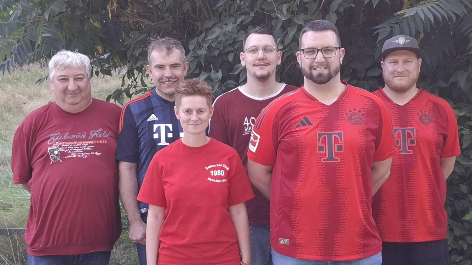 Der neue Vorstand des FC-Bayern-Fanclubs Neustadt: Herbert Vollath (hinten links), Armin Gollwitzer, Daniel Marzi, Fabian Regen, Carolin Washausen (vorne links) und Michael Höcht. (Bild: Eva Kreuzer)