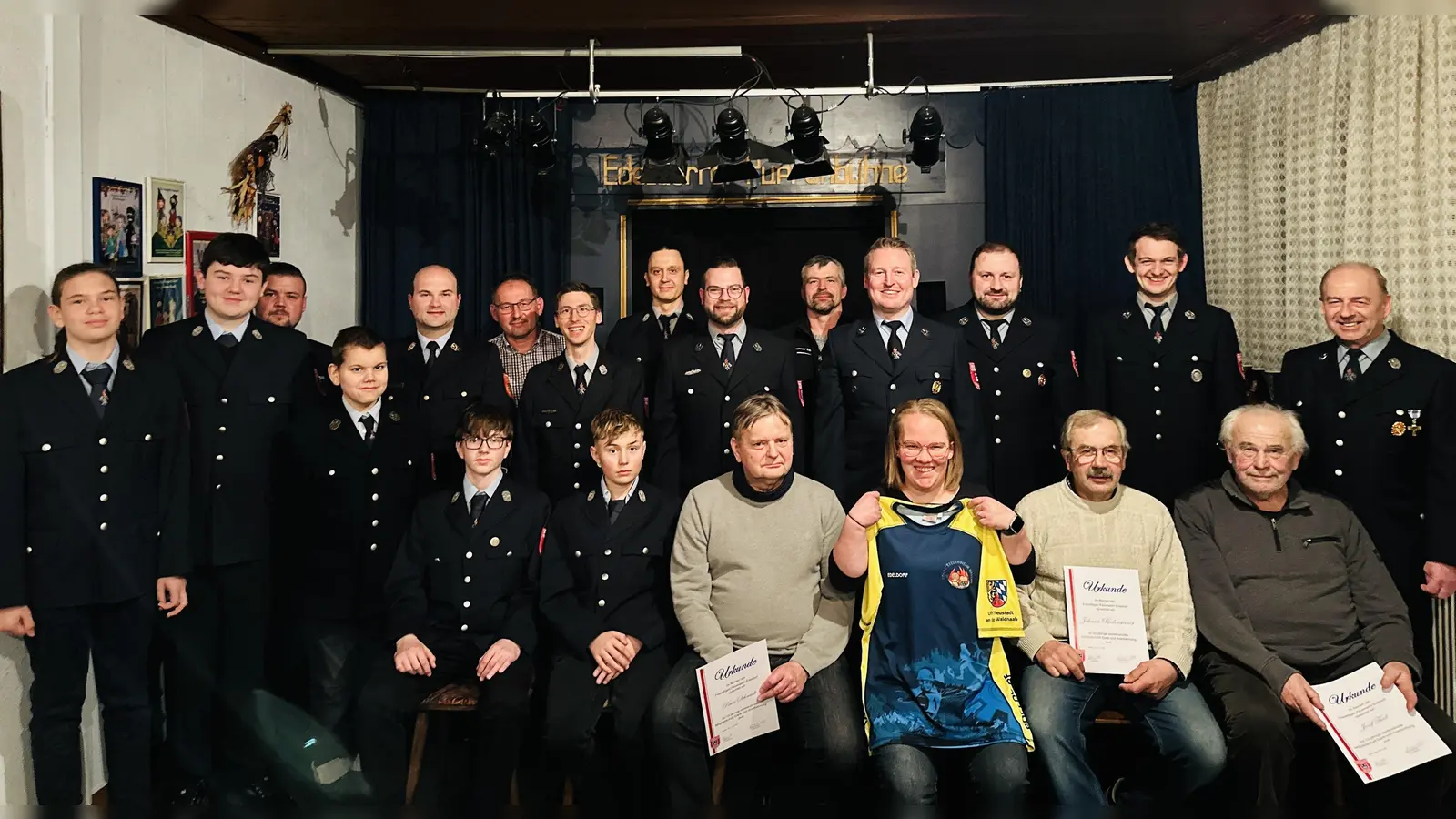 Die wiedergewählte Vorstandschaft der Feuerwehr Edeldorf, die Geehrten und Neuaufnahmen (Bild: Kett Stefan)