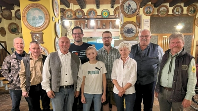 Oktoberfestschießen 2024 – Sieger in der Einzelwertung von links nach rechts: Reinhard Spickenreuther (6), Michael Ring (4), Achim Schallmoser (1. Schützenmeister), Alexander Klier (9), Maximilian Wagner (3), Michael Reinhold (5), Christa Mauritz (2), Reinhold Wild (1), Rudolf Krippner (7). (Bild: Rudolf Bronold)