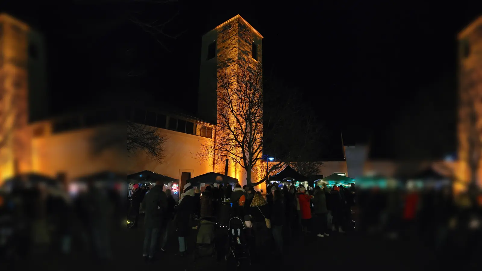 Der Ammersrichter Adventsmarkt mit beleuchteter Pfarrkirche. (Bild: Michael Jakob)