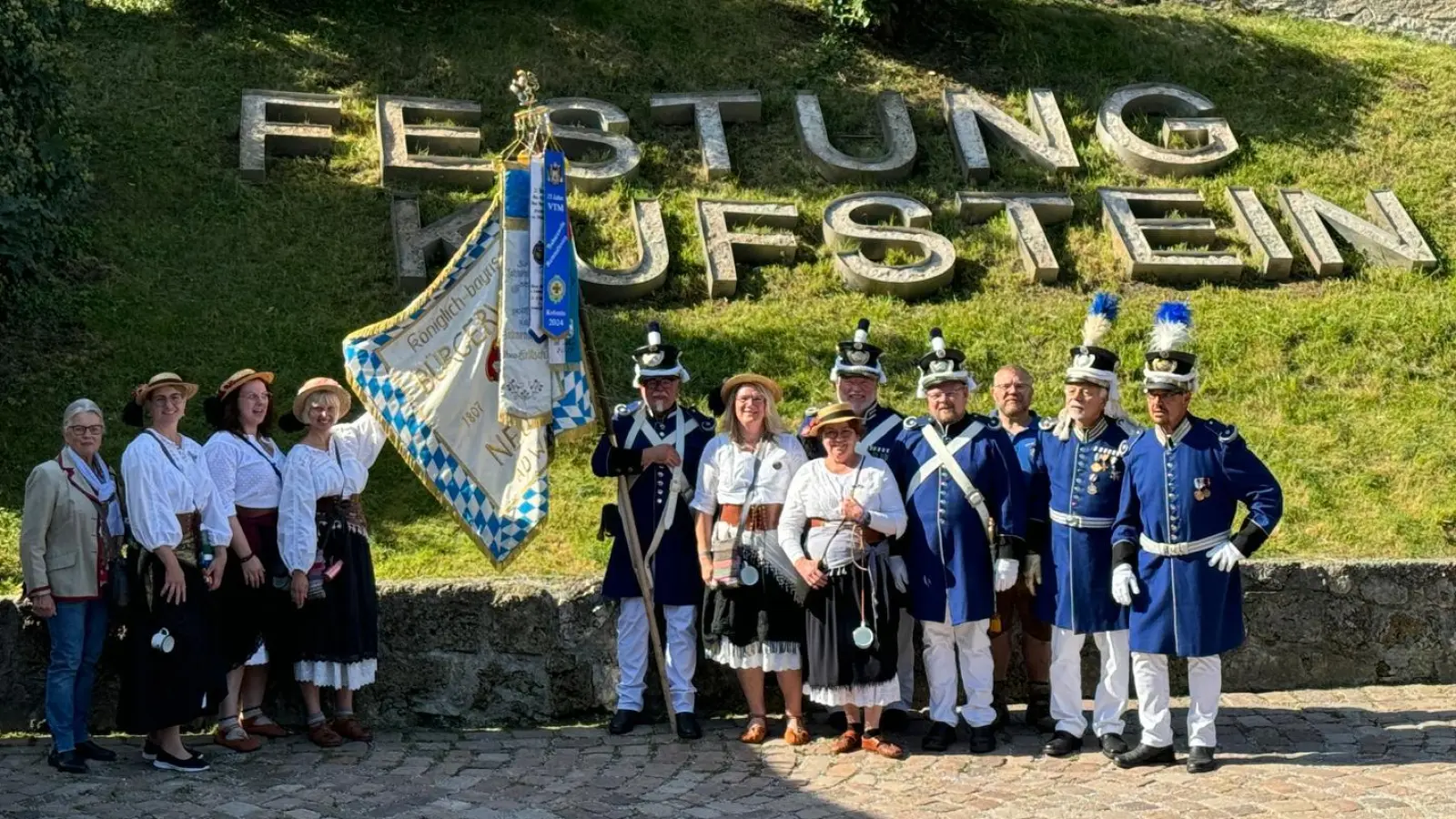 Die Abordnung der Neustädter Bürgerwehr unterhalb der Festung Kufstein (Bild: Josef Moldaschl)