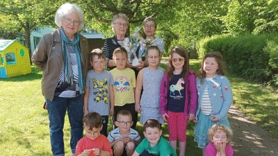 Die AKV-Spende gaben Rita Götz und Lydia Berner bei Kindergarten-Leiterin Sigrid Zylowski und einigen Kindern ab.  (Bild: Sigrid Zylowski/exb)