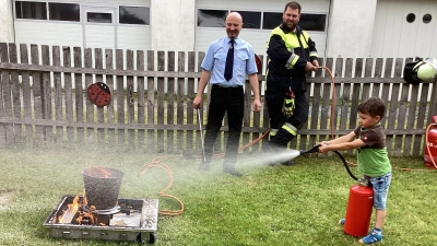 Bei der Brandschutzübung im Kinderhaus Steinwaldzwerge durften die Kinder auch ein Feuer löschen. (Bild: Tania Schraml/exb)