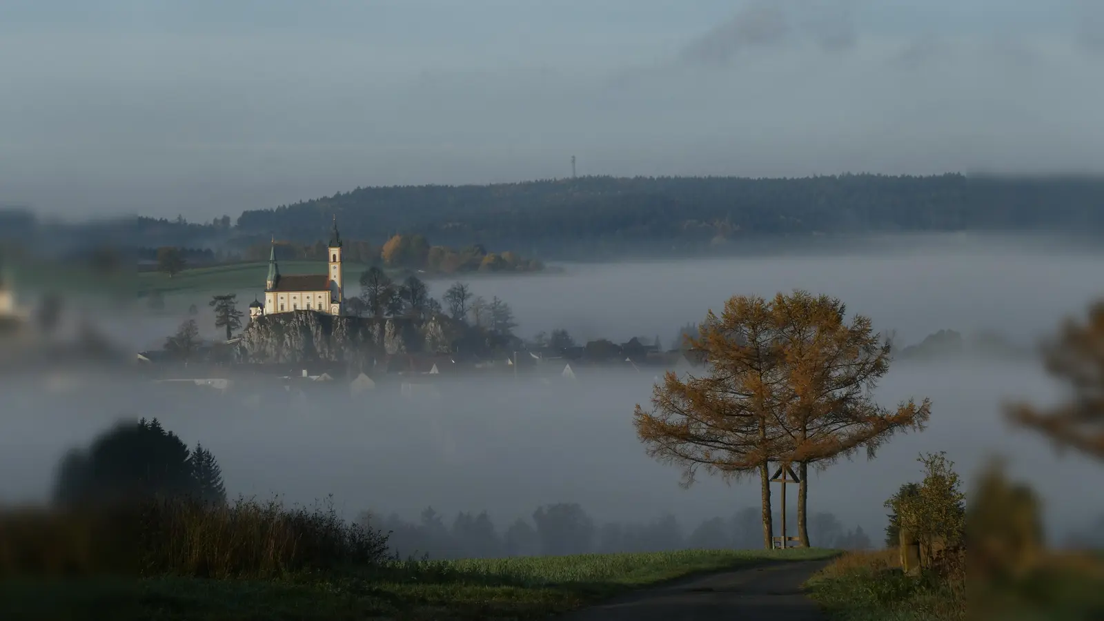 Das Siegerbild trägt den Titel „Pleystein im Morgennebel”. (Bild: Josef Hartwig/exb)