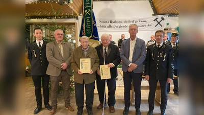 v.l.n.r. Vorsitzender Wolfgang Lehner (Wölsendorf), Stv. Landrat Richard Tischler, Leo Zweck (60 Jahre), Wilhelm Hauser (50 Jahre), 3. Bürgermeister Karlheinz Dausch, Vorsitzender Jürgen Ferschl (Stulln-Schwarzenfeld) (Bild: Doris Ferschl)