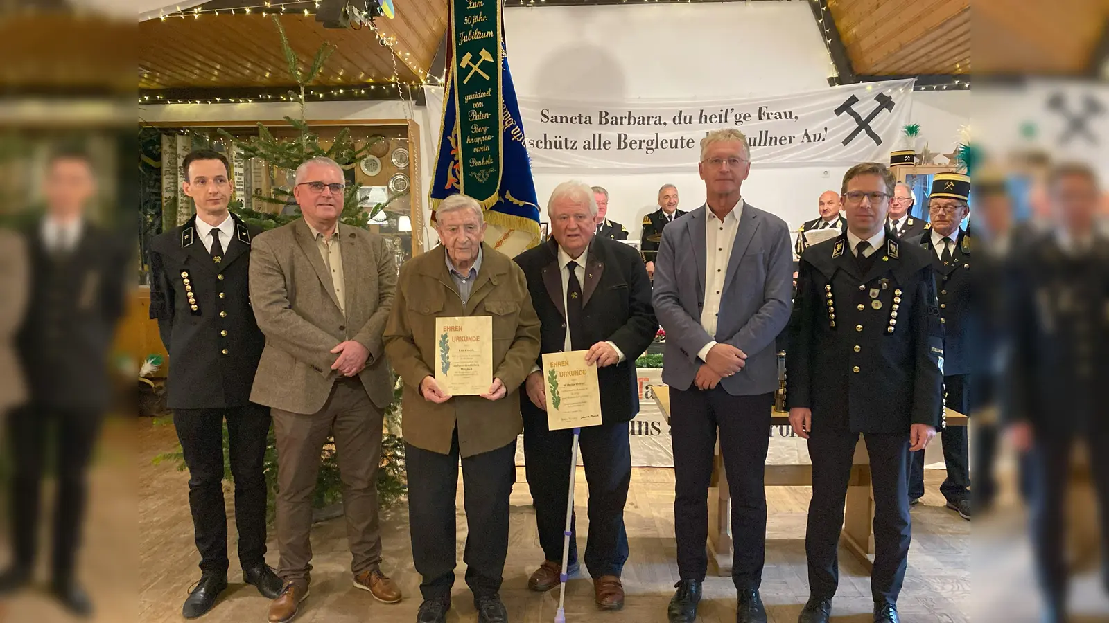 v.l.n.r. Vorsitzender Wolfgang Lehner (Wölsendorf), Stv. Landrat Richard Tischler, Leo Zweck (60 Jahre), Wilhelm Hauser (50 Jahre), 3. Bürgermeister Karlheinz Dausch, Vorsitzender Jürgen Ferschl (Stulln-Schwarzenfeld) (Bild: Doris Ferschl)