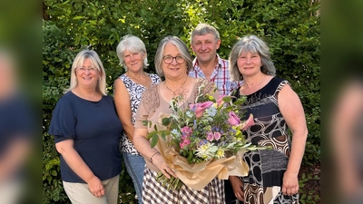 Kollegin Claudia Bodensteiner, Bürgermeister Josef Prechtl, Beate Danzl mit Blumenstrauß, Kollegin Elisabeth Babl und Einrichtungsleitung Sabine Maderer (von rechts). <br> (Bild: Sabine Maderer)