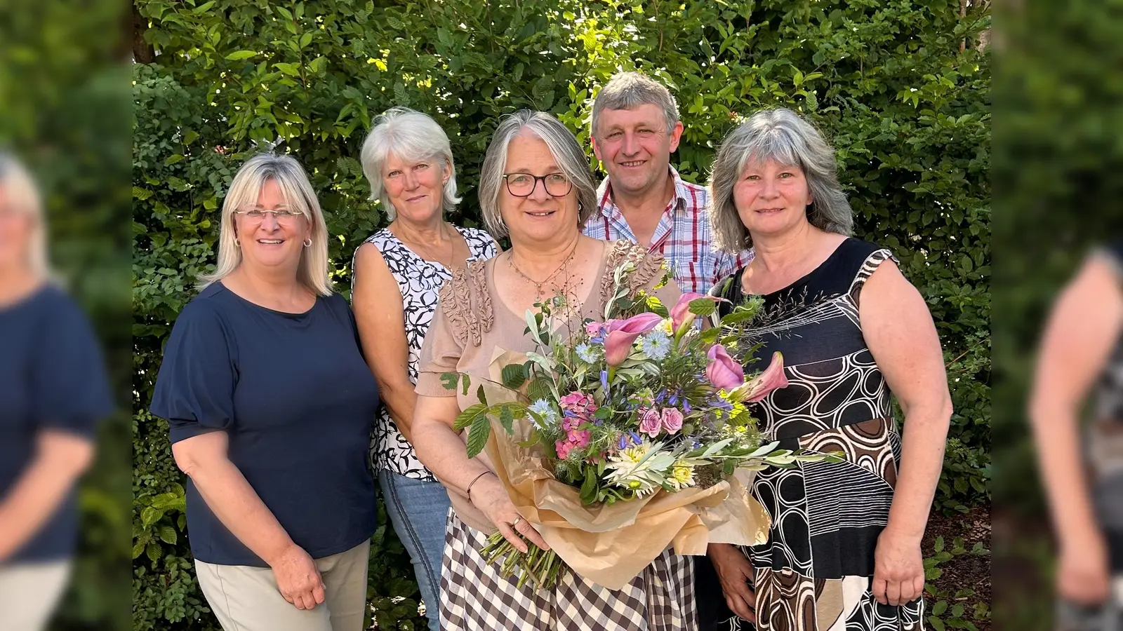 Kollegin Claudia Bodensteiner, Bürgermeister Josef Prechtl, Beate Danzl mit Blumenstrauß, Kollegin Elisabeth Babl und Einrichtungsleitung Sabine Maderer (von rechts). <br> (Bild: Sabine Maderer)