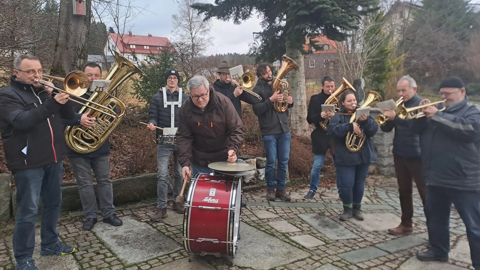 Die Musikanten mit ihrem Leiter Franz-Josef Pscherer (links). (Bild: gis)