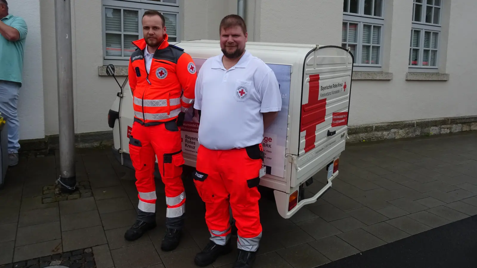 Ein Blickfang für Besucher: der dreirädrige APE. Links im Bild Fabian Goller, Bereitschaftsleiter in Marktredwitz und rechts Tobias Straka, Kreisbereitschaftsleiter.  (Bild: Alfons Prechtl )
