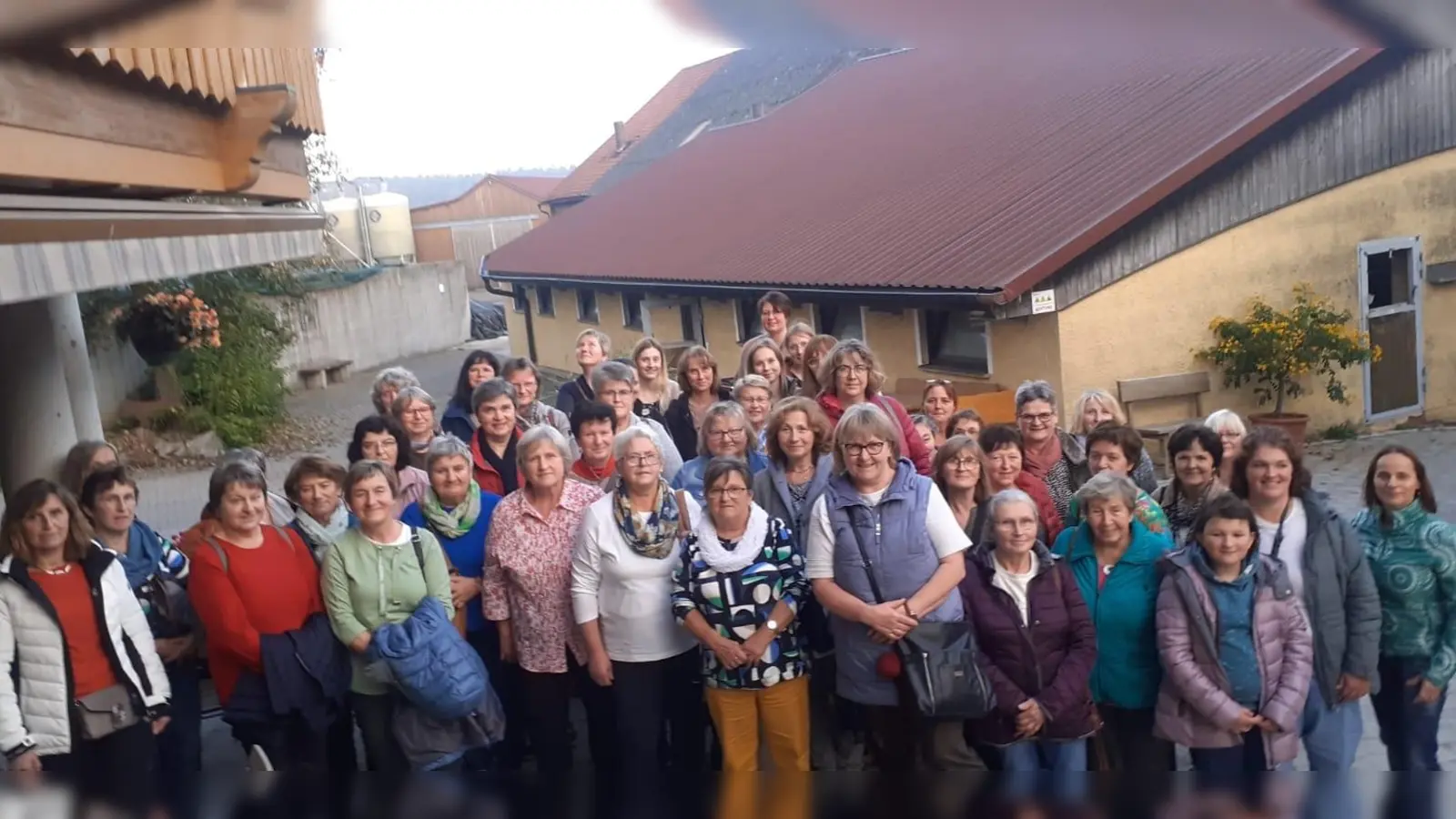 Die Reisegruppe vor dem Hofcafé Schmausser. (Bild: Evi Grünbauer)