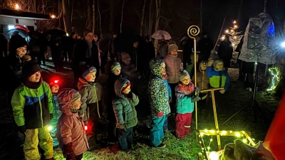 Waldweihnacht des Fichtelgebirgsvereins Waldershof lockte viele Familien mit ihren Kindern zum Hammerrang. (Bild: Ingrid Kastl )