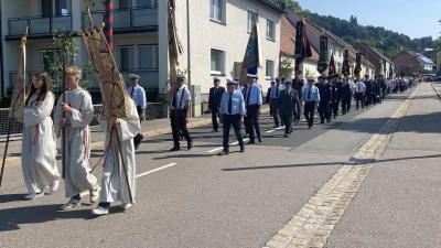 Rund dreihundert Gläubige beteiligten sich an der Fronleichnamsprozession. (Bild: Josef Glas)
