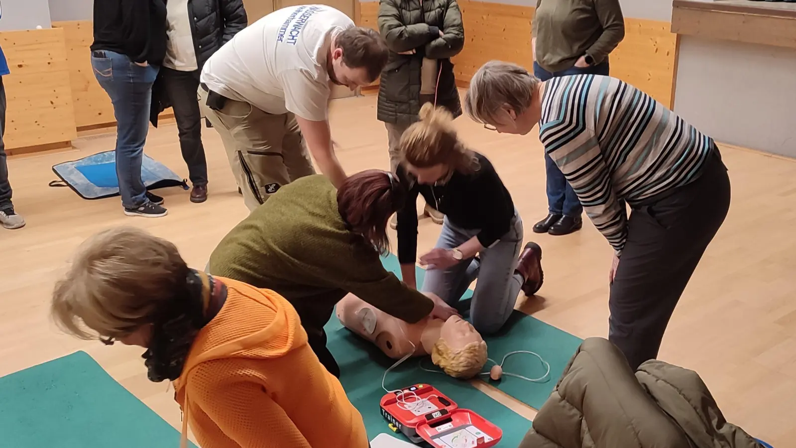 TSG Mitglieder üben mit dem neuen Defibrillator. (Bild: Andreas Solter)