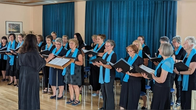 „Lieblingslieder” singt CHORisma im Maria-Seltmann-Haus und trifft dabei genau den Geschmack der Zuhörer.  (Bild: A. Lingl/exb)