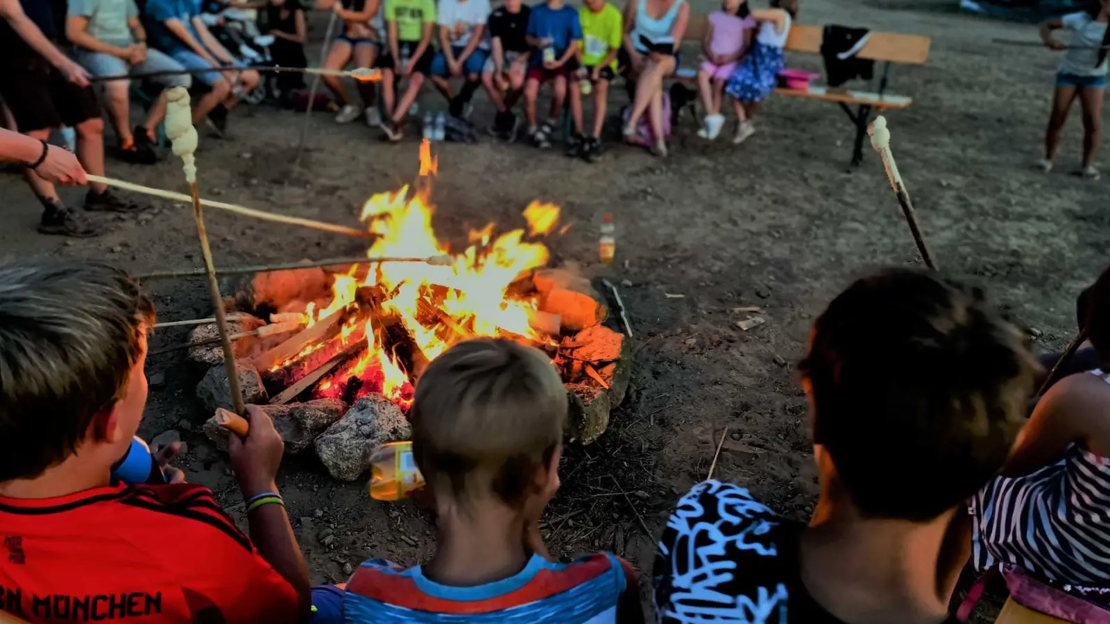 Am Lagerfeuer durften die Kinder Stockbrot und Würstchen rösten. (Bild: Karl Ziegler)