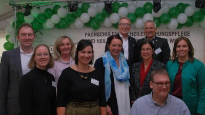 Bernhard Lang (Agentur für Arbeit SAD, Geschäftsführer Operativ), Katrin Ziegler-Rasqué (Schulleiterin HEP), Birgit Gerlach-Kneißl (ehem. Standortleiterin bfz Weiden), Christina Roppert (Schulleiterin HEP-H), Tina Faltenbacher (Standortleiterin bfz Weiden), Reinhold Wildenauer (Bürgermeister Stadt Weiden), Gisela Stautner (Regierungsschuldirektorin, ROpf), Wolfgang Braun (Geschäftsführer bfz gGmbH), Alexander Grundler (Inklusionsbeauftragter Stadt Weiden), Laura Weber (MdL, die Grünen)  (Bild: Philipp Rösel)