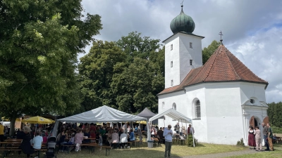 Das idyllisch gelegene Kirchlein Maria Schnee war wieder Mittelpunkt beim diesjährigen Patroziniumsfest in Atzlricht. (Bild: Stephan Weiß)