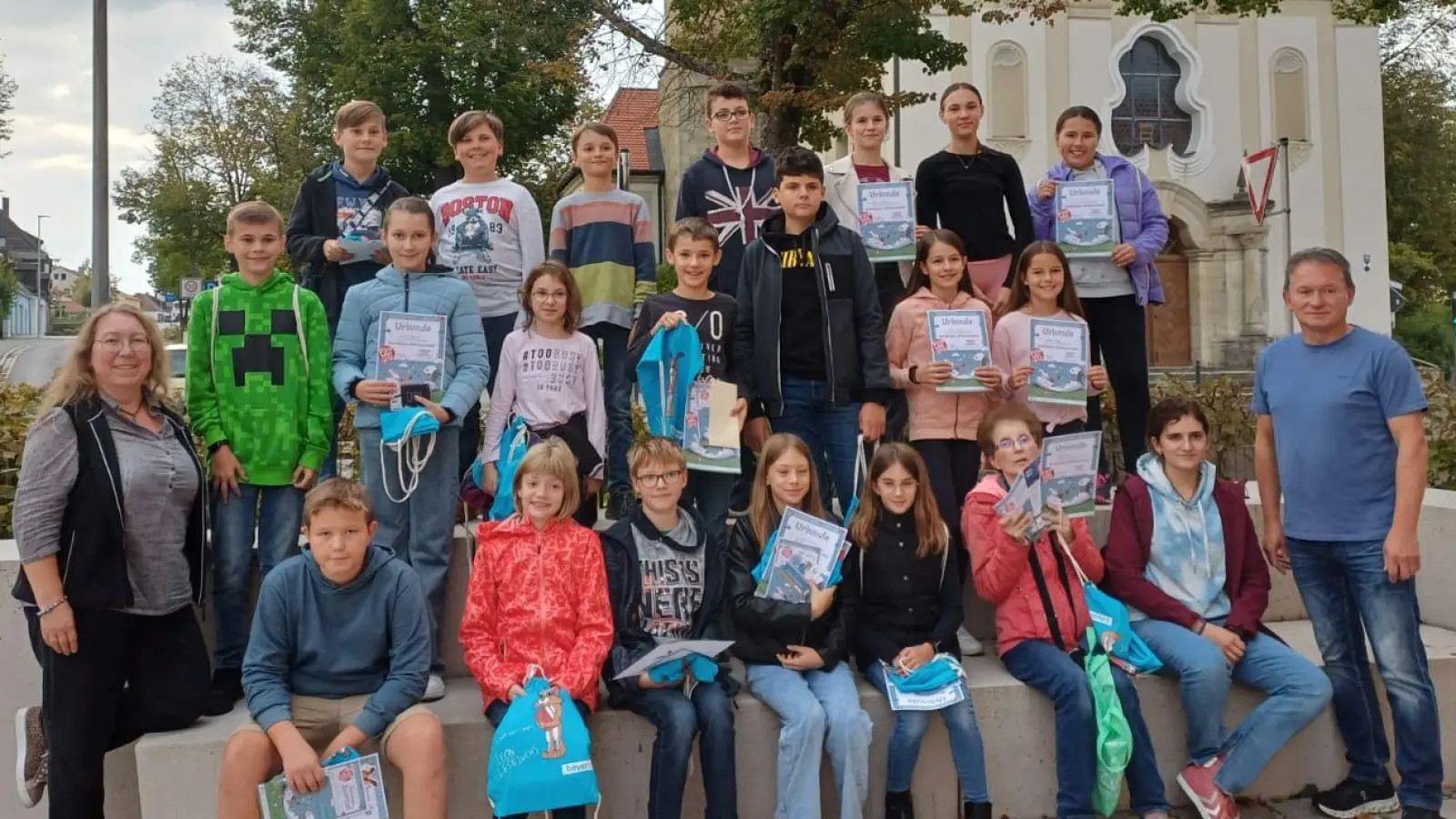 Diplom-Bibliothekarin Petra Danzer (links) und Jugendbeauftragter Roland Götz (rechts) freuen sich mit den Gewinnern des Sommerferien-Leseclubs. (Bild: Sonja Schecklmann)