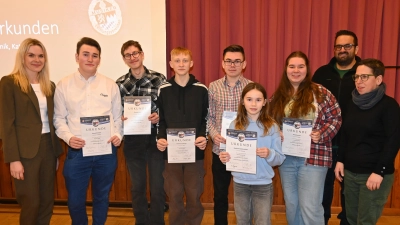 Vorsitzende der Pirker Blaskapelle Sabrina Maier (links) überreicht zusammen mit ihrer Stellvertreterin Heike Schieder und Dirigent Daniel Zimmerer (rechts) das Bronzeabzeichen an Dennis Breitzke (alle von links), Thomas Giehl (beide Trompete), Leonhard Lobinger (Tuba), Dominik Specht (Trompete), Katharina Gallersdörfer (Klarinette) und Elena Beutner (Bariton). (Bild: Heike Schieder)