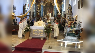 Die Statue des Drachentöters St. Georg (rechts) stand zum Patroziniumsgottesdienst, der von Stadtpfarrer Robin Xavier zelebriert wurde, auch mit im Altarraum (Bild: ct)