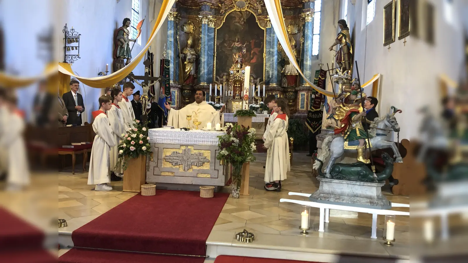 Die Statue des Drachentöters St. Georg (rechts) stand zum Patroziniumsgottesdienst, der von Stadtpfarrer Robin Xavier zelebriert wurde, auch mit im Altarraum (Bild: ct)