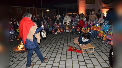 Ihren Abschluss findet die Martinsfeier auf dem Kirchplatz. (Bild: gi)