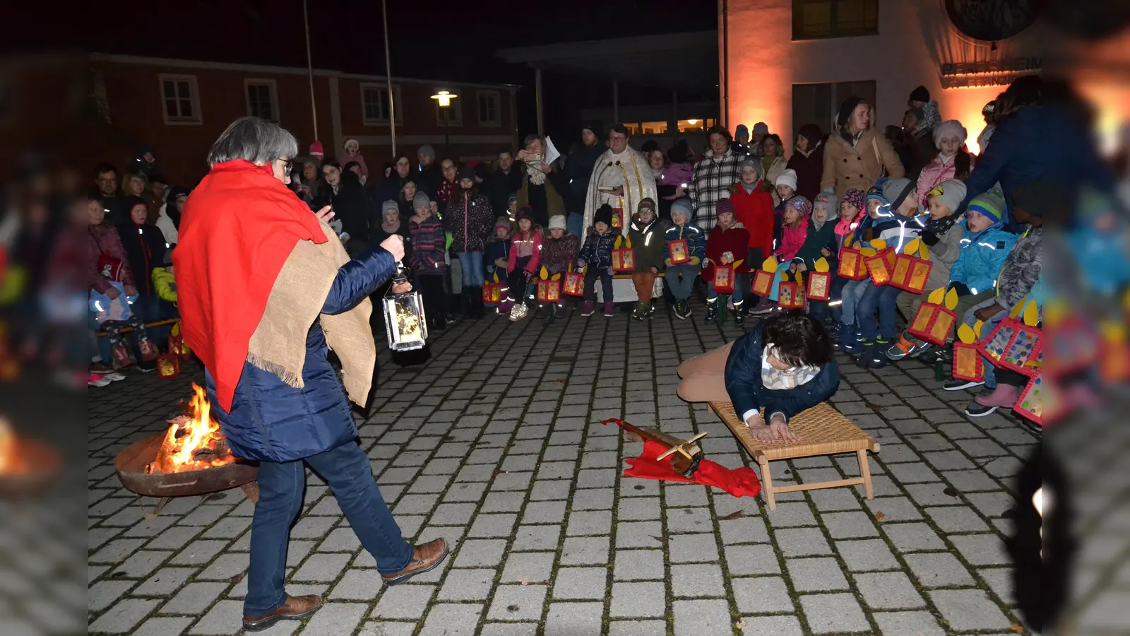 Ihren Abschluss findet die Martinsfeier auf dem Kirchplatz. (Bild: gi)