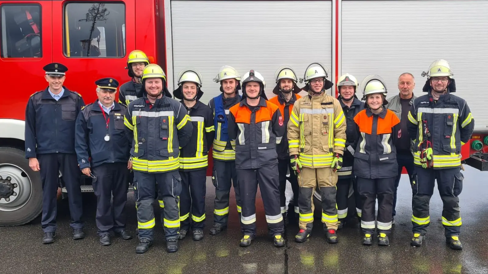 Die Aktiven der Feuerwehren Neukirchen und Röckenricht mit Kreisbrandmeister Frank Schloss, Kreisbrandinspektor Hans Sperber und zweitem Bürgermeister Christian Sperber. (Bild: Michael Lösch )