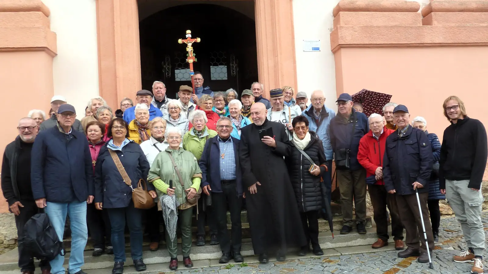 Pilgergruppe mit dem „Altehrwürdigen Egerer Pilgerkreuz” vor dem Eingang<br>zur Gnadenkapelle in Maria Kulm <br> (Bild: Irmgard Baumann)