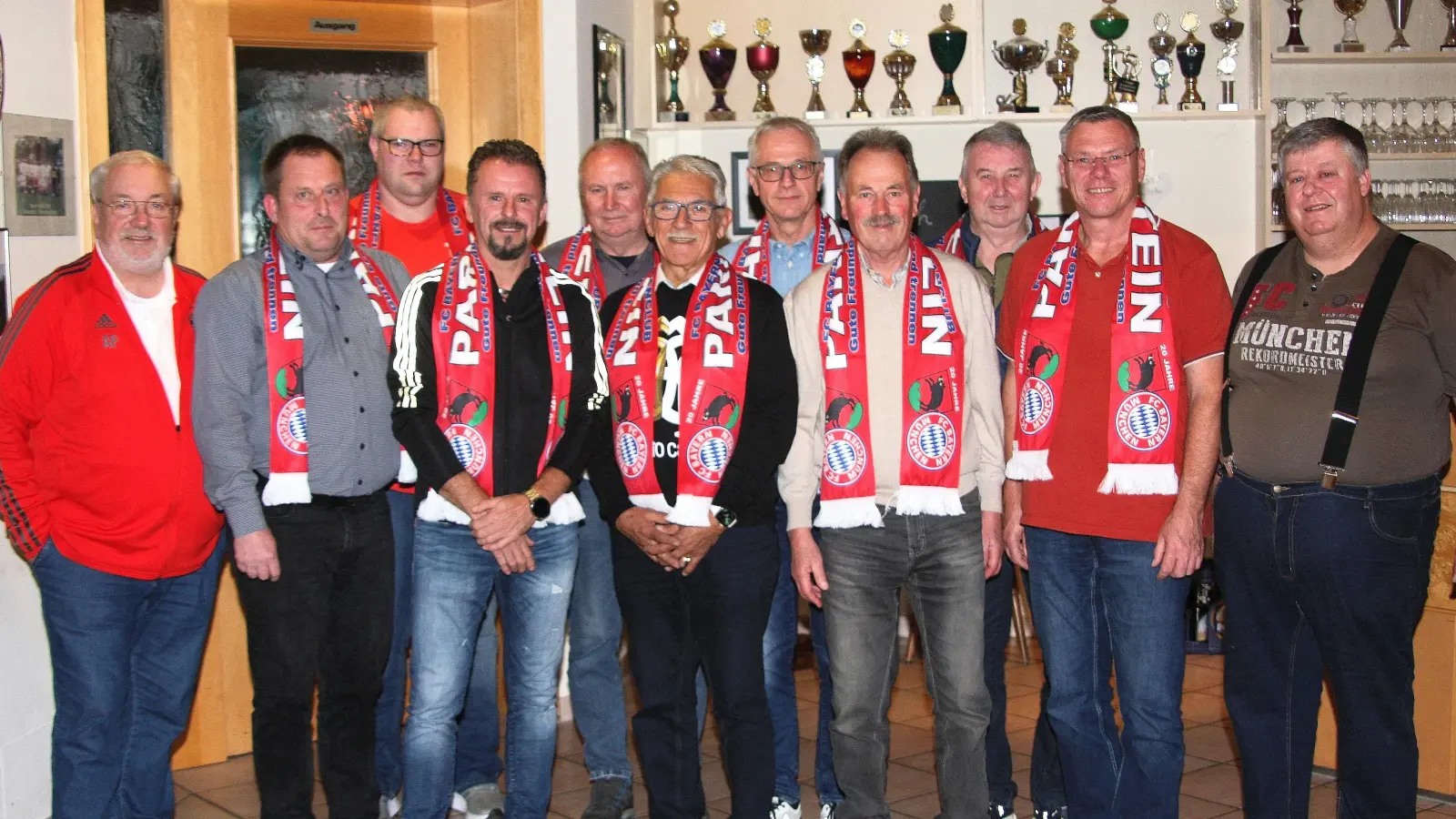 Die 8 Geehrten traten vor 20 Jahren in den Bayern-München-Fanclub Parkstein ein. Den Jubilaren gratulierten Vorstand Armin Wittmann, Bürgermeister Reinhard Sollfrank (von rechts) und Zweiter Vorsitzender Anton Pöllath (links).  (Bild: Werner Robl)