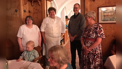 Evi Urbanek mit Team und Gudrun Sirtl, Sprecherin der Steuerungsgruppe.<br> (Bild: Paula Pöllinger)