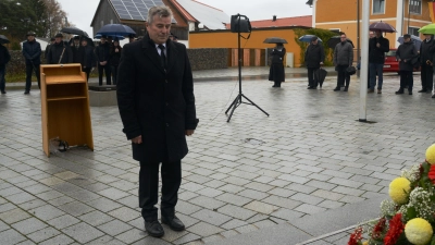 Bürgermeister Reiner Gäbl legt zum Volkstrauertag einen Kranz am Kriegerdenkmal nieder. (Bild: bey)