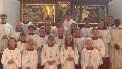 Pfarrer Oliver Pollinger (hinten Mitte) freute sich über die Bereitschaft der Kinder, Aufgaben am Altar zu übernehmen. (Bild: Helga Weiß/exb)