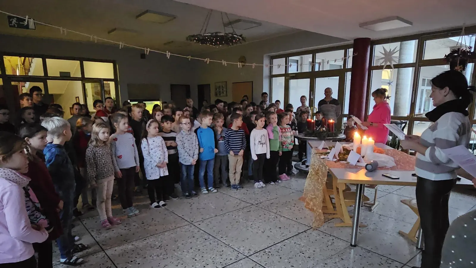 Alle Kinder lauschten gespannt der Geschichte der vier Kerzen. (Bild: Sigrid Reger-Scharf)