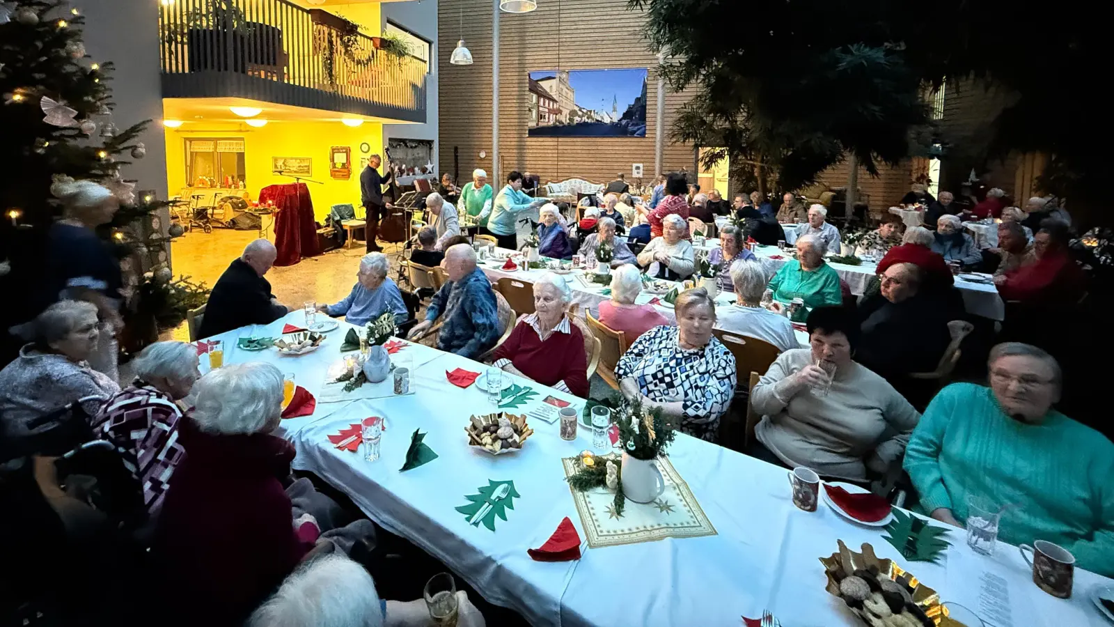 Weihnachtlich festlich geschmückt war der voll besetzte Innenhof. (Bild: Claudia Heier )