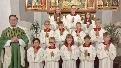 Vorderer Reihe von links: Kaplan H. Alexander, Peter Nagler, Lukas Kunz, Sophie Wurm, Julius Mayer, Felix Schedl. Mittlere Reihe von links: Kilian Zapf, Johannes Sladky, Alina Langenbach, Timo Bäuml. Hintere Reihe von links: Die Gruppenleiterinnen Anni Kraus, Amelie Konrad, Viktoria Blei. (Bild: Gerald Schultes)