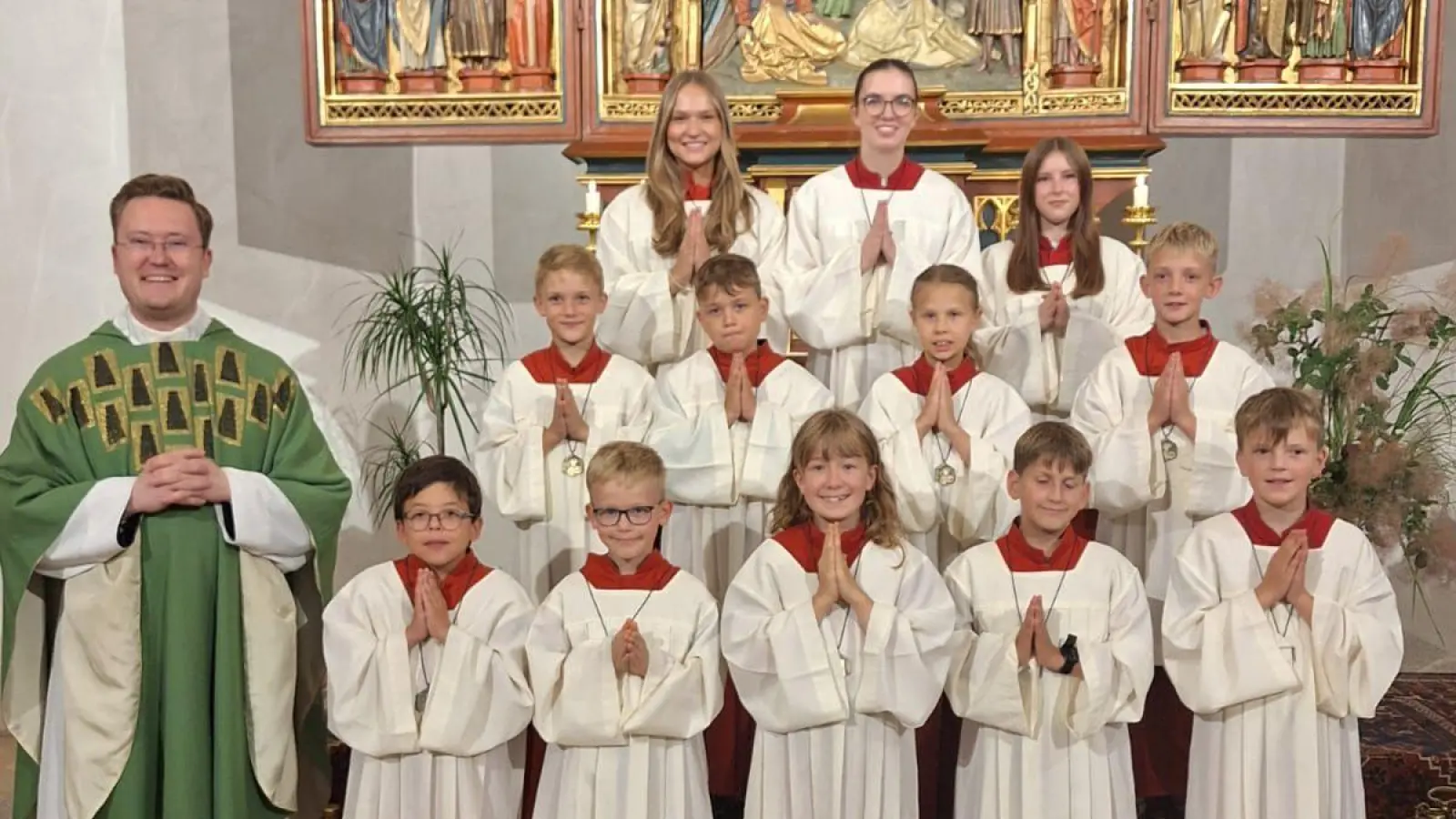 Vorderer Reihe von links: Kaplan H. Alexander, Peter Nagler, Lukas Kunz, Sophie Wurm, Julius Mayer, Felix Schedl. Mittlere Reihe von links: Kilian Zapf, Johannes Sladky, Alina Langenbach, Timo Bäuml. Hintere Reihe von links: Die Gruppenleiterinnen Anni Kraus, Amelie Konrad, Viktoria Blei. (Bild: Gerald Schultes)