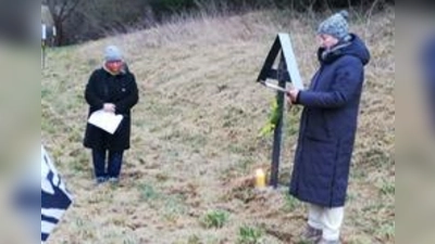 Frauenbund betet am Freiluftkreuzweg  (Bild: Irene Meyer )