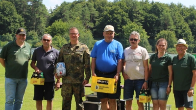 Preisträger des Oldtimertreffens. von links: 2SM.: Roland Prügel, weiteste Anreise: Klausner Franz, Cheforganisator Oberstabsfeldwebel Rony Glaske, Meistbeteiligung: Michael Lobenhofer (Schäflohe), ältestes Fahrzeug: Alfons Hirschmann, 1 SM.: Tanja Hüttner, Oldtimerbeauftragter: Georg Pilhofer;  (Bild: Hans Siess)