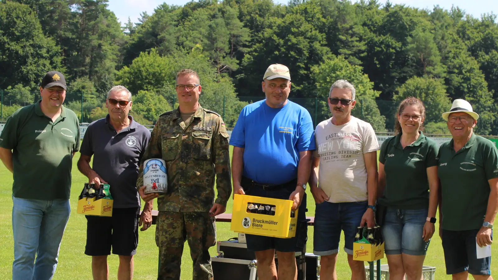 Preisträger des Oldtimertreffens. von links: 2SM.: Roland Prügel, weiteste Anreise: Klausner Franz, Cheforganisator Oberstabsfeldwebel Rony Glaske, Meistbeteiligung: Michael Lobenhofer (Schäflohe), ältestes Fahrzeug: Alfons Hirschmann, 1 SM.: Tanja Hüttner, Oldtimerbeauftragter: Georg Pilhofer;  (Bild: Hans Siess)