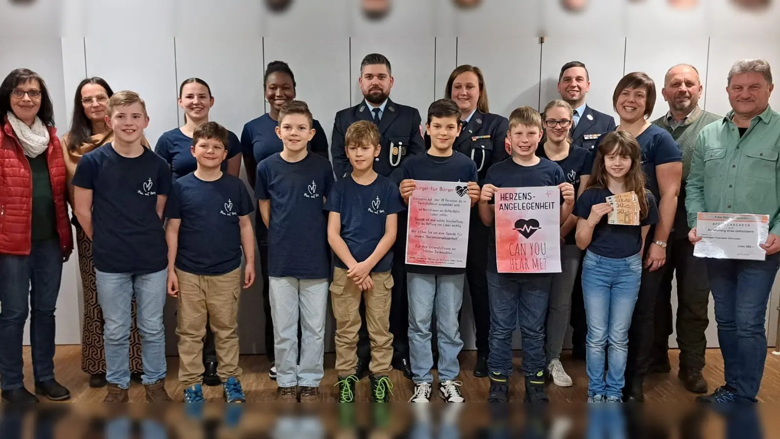 Die Störnsteiner Ministranten mit Caroline Würth und die Freien Wähler mit Johann Confal und Hubert Meiler spendeten am Wochenende 200 beziehungsweise 500 Euro für die Anschaffung eines Defibrillators. Bild: … (Bild: Thomas Würth)