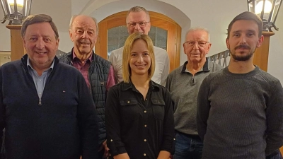 Bei der Jahreshauptversammlung des TuS/WE-Förderkreises wurde die Vorstandschaft neu gewählt. Von links: Stellv. Vorsitzender Martin Meier, Vorsitzender Wolfgang Weih, Schriftführerin Nicole Koller, dahinter Bürgermeister Hermann Falk, stellv. TuS/WE Vorsitzender Rudolf Wild und Kassier Marco Horn. (Bild: Werner Schulz)