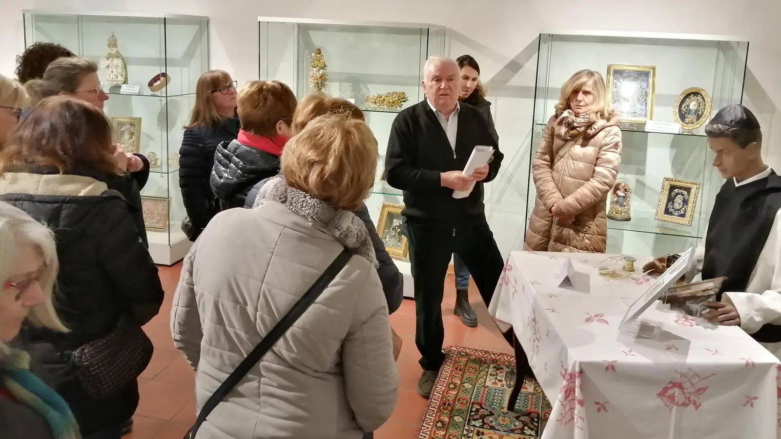 Hans Zölch führte die Besucherinnen von Frauenbund und Vita-Gruppe durch die kürzlich beendete Sonderausstellung im Stiftlandmuseum. (Bild: KDFB Waldsassen/exb)