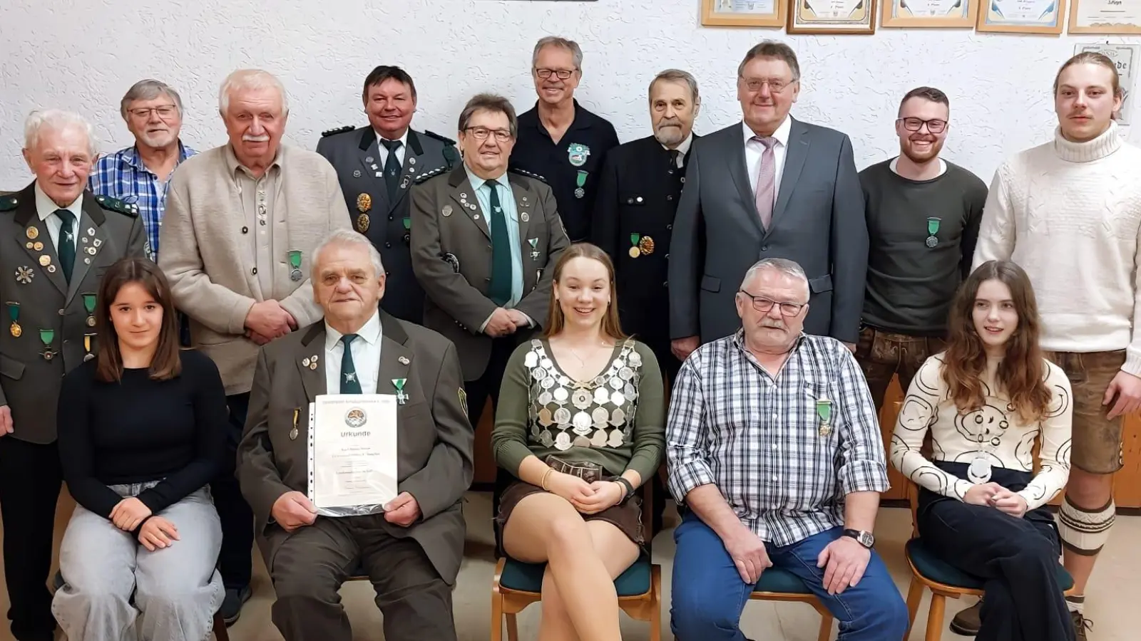 Der Schützenverein Eichenlaub Sorghof kürt seine neuen Würdenträger und Vereinsmeister (hinten, von links): Ehrenschützenmeister Alwin Kergl, Harry Platzer, Willi Herlitze, Schützenmeister Gressenwöhr Karl-Heinz Schöpf, Schützenmeister Eichenlaub Alfred Forster, Hans-Jürgen Hüttner, Schützenmeister Vilseck Georg Schmer, Bürgermeister Hans-Martin Schertl, Christoph Nutz und Jacob Nutz (Vereinsmeister Schützenklasse); vorn (von links): Mia Neubauer (Vereinsmeister Jugend), Karl-Heinz Meier (Verdienstkreuz Silber), Amelie Nutz Schützenkönigin, Peter Platzer (Schützenkönig aufgelegt) und Anna Ringelstetter (Jugendkönigin). (Bild: Willi Ertl)