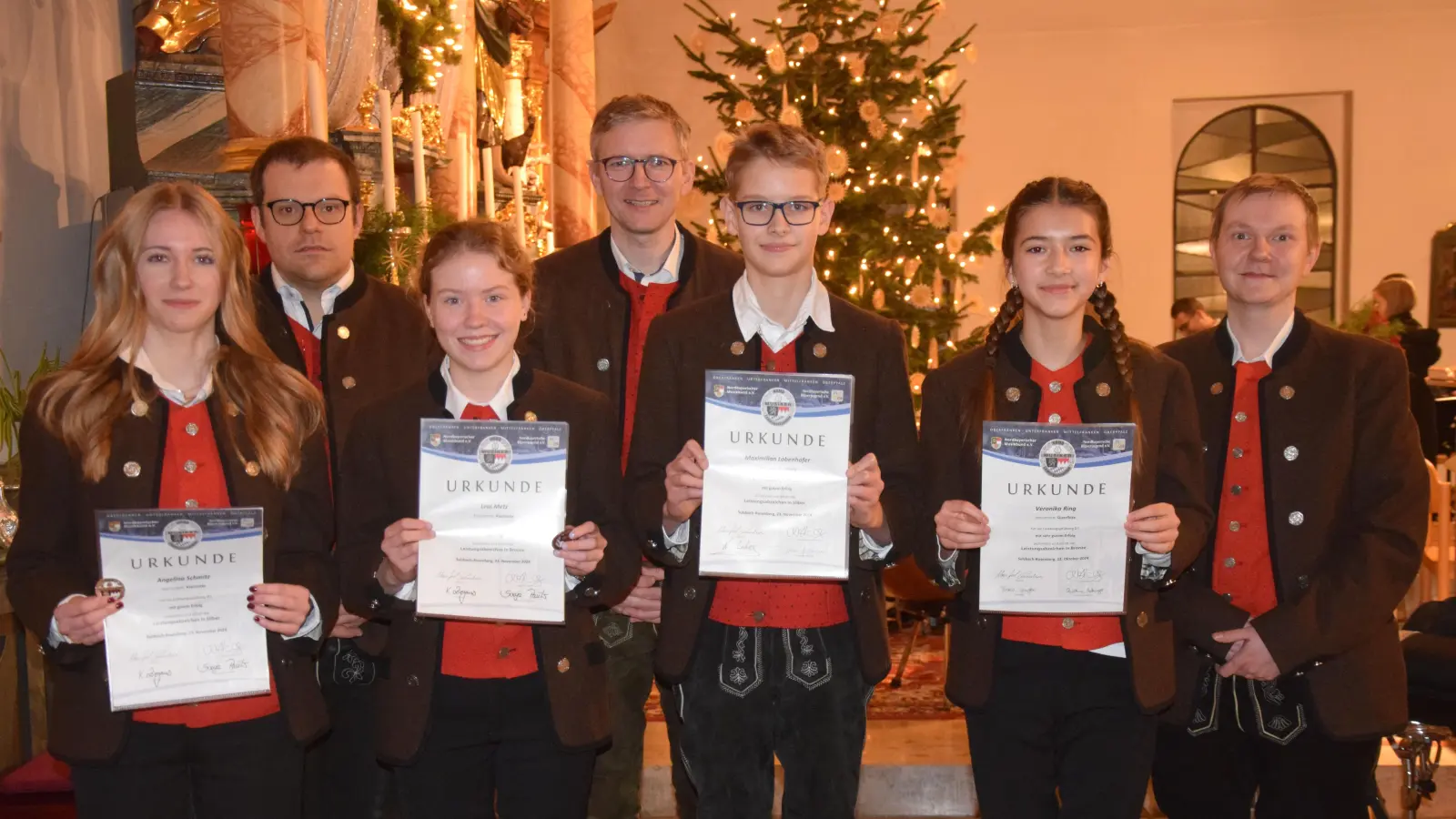 Das Leistungsabzeichen des Nordbayerischen Musikbundes haben Angelina Schmitz (Silber) Leni Metz (Bronze), Maximilian Lobenhofer (Silber) und Veronika Ring (Bronze) (von links her), erfolgreich abgelegt. Dazu gratulierten Dirigent Dr. Christian Bäuml, 2. Vorsitzender Alexander Böhm und Vorsitzender Andreas Preußl (hinten von links) (Bild: Paul Böhm )