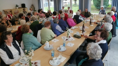 Zusammen mit den „Seebauern Moidln” feierte der Moosbacher Mittwochstreff ein geselliges Oktoberfest (Bild: Udo Klösel)