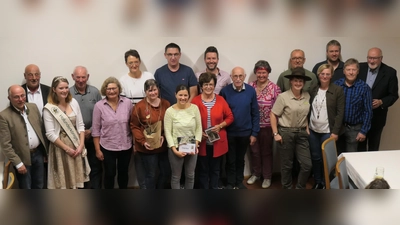 Die am Tag der „Offenen Gartentür” beteiligten Gartenbesitzer aus Albersrieth stellen sich mit dem Organisationsteam zum Gruppenfoto. (Bild: Dr. Johannes Weig)